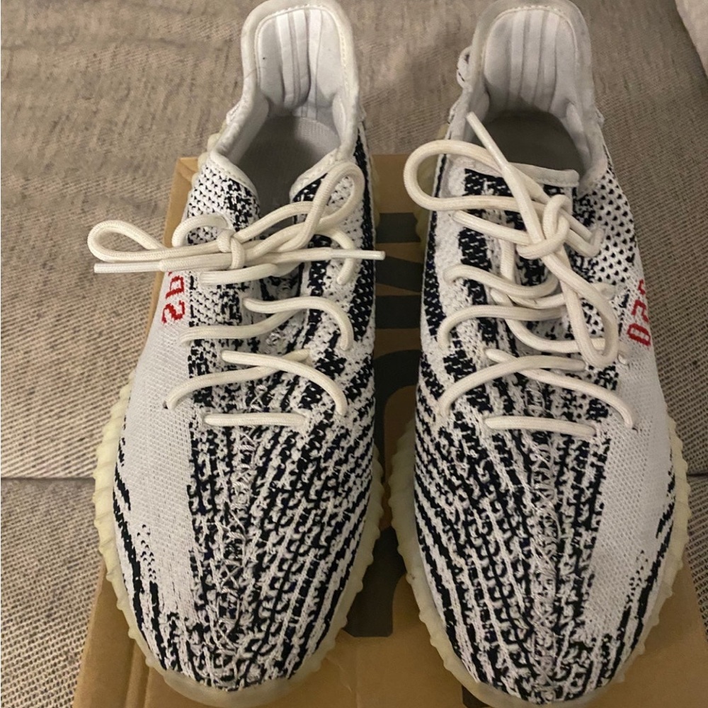Yeezy Boost 350 v2 Zebra - Picture 3 of 10